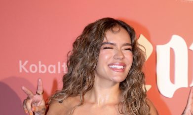 La colección destaca el color naranja y estampados de flor de loto y coco, reflejo de los gráficos del álbum del Karol G.